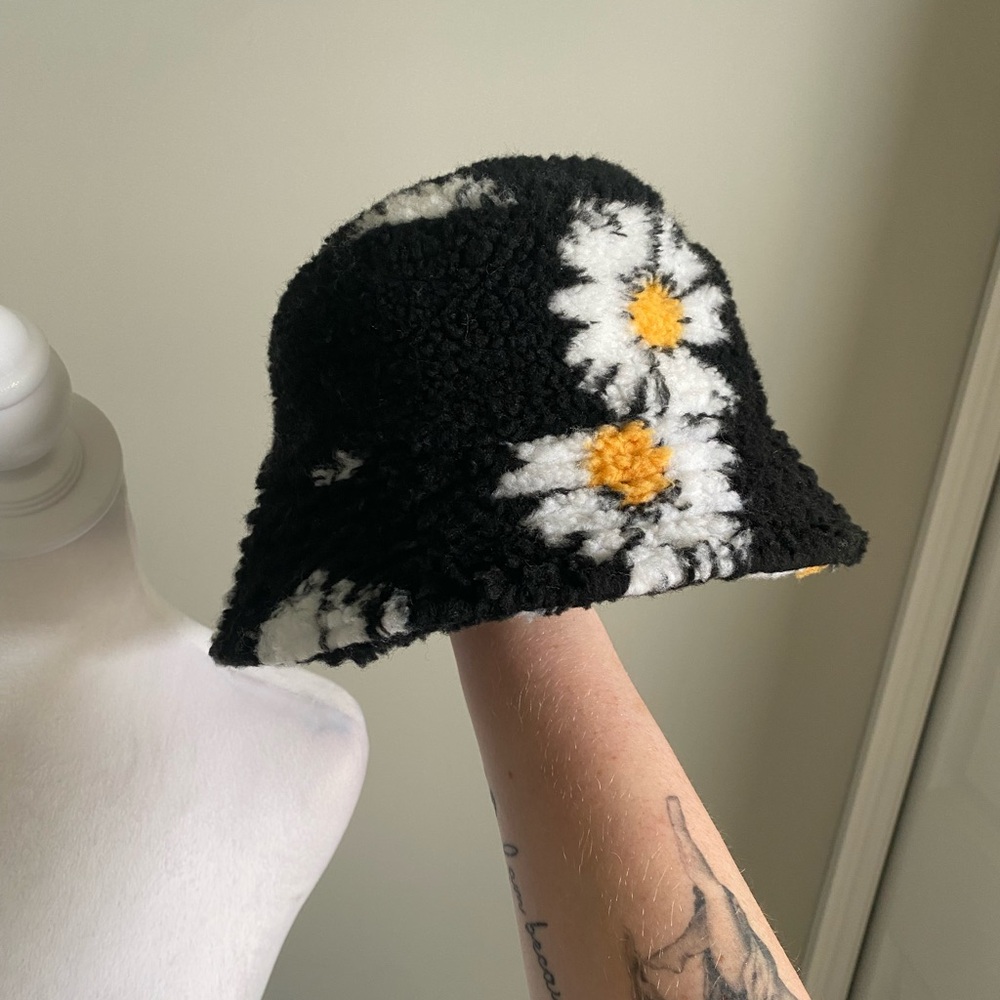 Forever 21 Daisy Fleece Bucket Hat